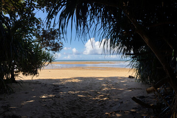 西表島のクーラ橋付近の浜辺から見た景色、8月 © Raimii