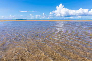西表島のクーラ橋付近の浜辺から見た景色、8月 © Raimii