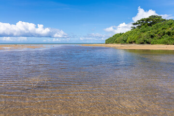 西表島のクーラ橋付近の浜辺から見た景色、8月
