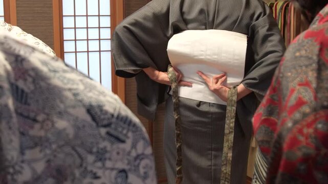 着物の着付け体験をする女性