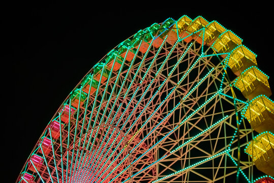 Stunning ferris wheel attraction glowing as part of Vigo’s holiday celebration