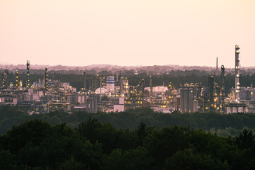 Obraz premium Chemieindustrie Gendorf Burgkirchen am Abend