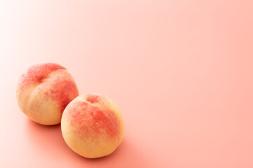 桃　ピンク背景