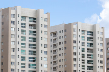 Pr&eacute;dio com apartamentos modernos brancos. 