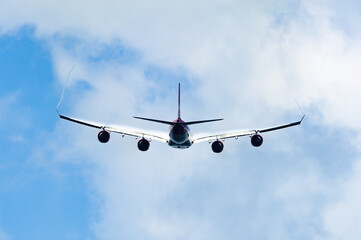 美しい空・雲・気象現象を背景に飛行する航空機　夕空　朝　夕日
