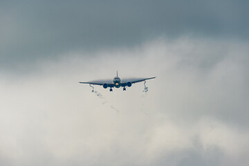 美しい空・雲・気象現象を背景に飛行する航空機　夕空　朝　夕日