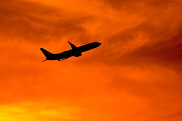 美しい空・雲・気象現象を背景に飛行する航空機　夕空　朝　夕日