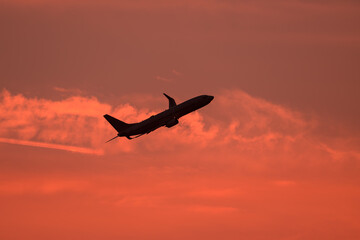 美しい空・雲・気象現象を背景に飛行する航空機　夕空　朝　夕日