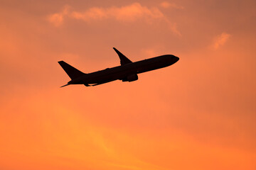 美しい空・雲・気象現象を背景に飛行する航空機　夕空　朝　夕日