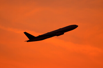 美しい空・雲・気象現象を背景に飛行する航空機　夕空　朝　夕日
