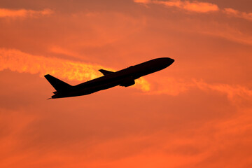 美しい空・雲・気象現象を背景に飛行する航空機　夕空　朝　夕日