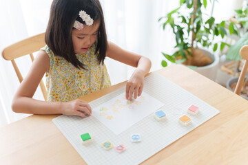 消しゴムはんこを押す子供