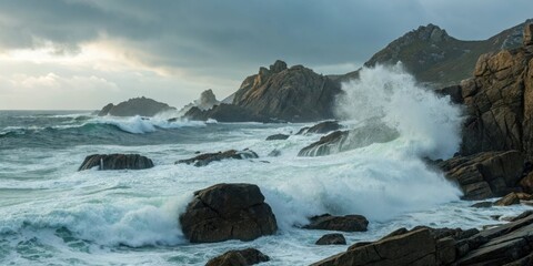 Obraz premium Ocean waves crashing against rocky cliffs under an overcast sky near the coastline