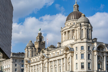 Obraz premium Ornate Buildings with Domes and Statues under a Cloudy Sky in Liverpool, UK.