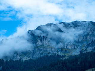 nuage effilochés entre falaises et pics rocheux