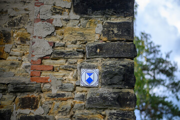 Denkmalschutzschild am Marienturm in Rudolstadt, Thüringen