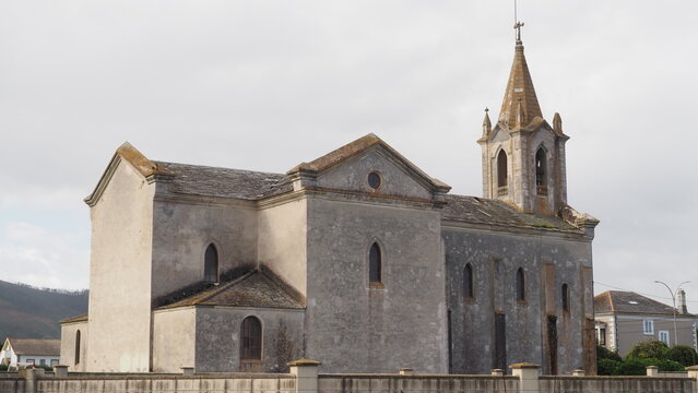 fachada de la iglesia parroquial de San Pedro Ap&oacute;stol de Rinlo, de estilo neog&oacute;tico, b&oacute;veda sobre arcos feix&oacute;ns, campanario con arco ojival y terminado en forma c&oacute;nica, Lugo, Galicia, Espa&ntilde;a, Europa