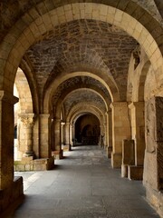 Galerie du cloître de la basilique collégiale royale Saint-Isidore de León