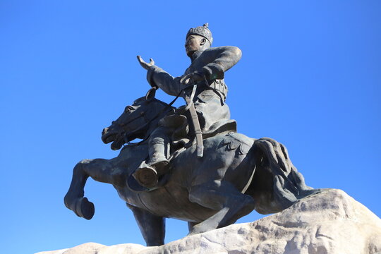 Die imposante Sukhbaatar Statue in Ulaanbaatar, die den mongolischen Freiheitsk&auml;mpfer und Nationalhelden Damdin Sukhbaatar ehrt.