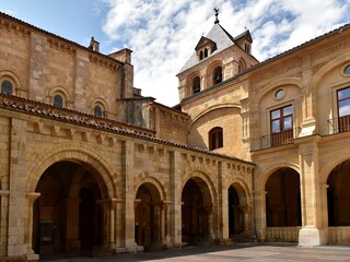Le cloître de la basilique collégiale royale Saint-Isidore de León