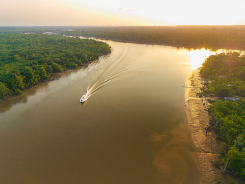 Navega&ccedil;&atilde;o pela floresta amaz&ocirc;nica no Par&aacute;