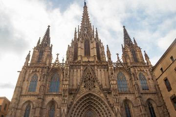 Fototapeta premium Facade of Cathedral of the Holy Cross and Saint Eulalia, also known as Barcelona Cathedral in Barcelona, Spain