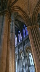 Les vitraux du chœur de la cathédrale Notre-Dame de Reims vus à travers les colonnes de la nef