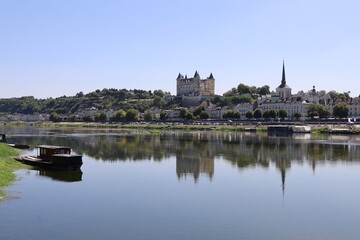 Obraz premium Le fleuve la Loire dans la ville de Saumur, ville de Saumur, département du Maine et Loire, France