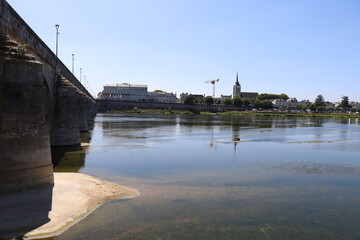 Fototapeta premium Le fleuve la Loire dans la ville de Saumur, ville de Saumur, département du Maine et Loire, France
