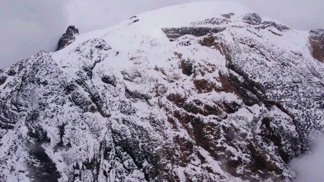 Paisajes del parque nacional natural los nevados, en donde se observan los frailejones, humedales y nevado del Tolima, nevado del Ru&iacute;z y nevado santa Isabel