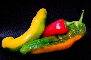 Ein Stillleben  mit Paprikaschoten freigestellt vor schwarzem Hintergrund