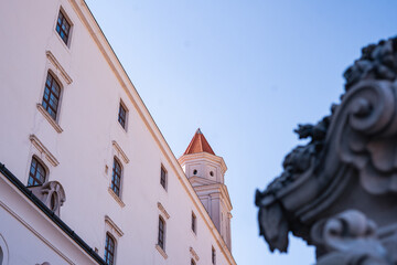 Zamek z wieżą na tle błękitnego nieba