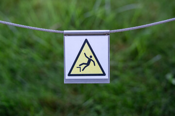 Ostrzeżenie o ryzyku upadku zamieszczone na tabliczce © Adam.rtk