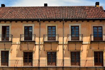 Façades de maisons sur la Plaza Mayor de la ville de León en Espagne