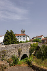 Obraz premium Ancient Stone Bridge Leading to Church in Arenas de San Pedro, Spain