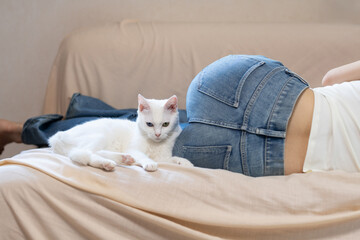 白い猫と女性のお尻
