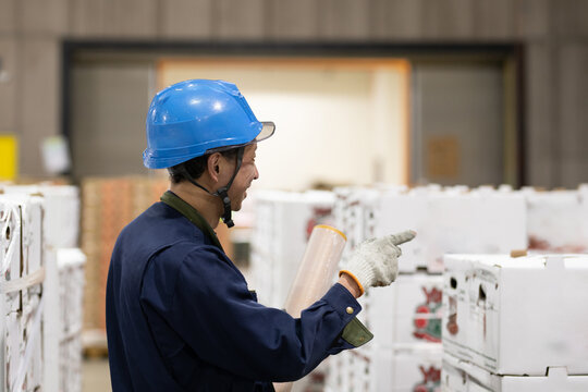 冷蔵倉庫内で作業をする男性