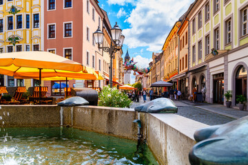 Obraz premium Historic city life – Fountain, old town houses and restaurants in the heart of Bautzen