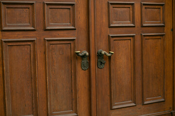 Obraz premium Vintage door on the streets of a European city. Historic charm and cultural heritage in urban architecture.