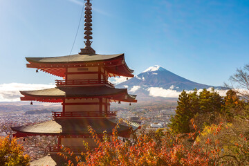 Obraz premium Chureito Pagoda and Mount Fuji in autumn, Arakura, Japan