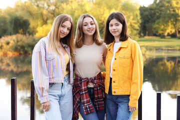 Naklejka premium Portrait of teenage girls near lake outdoors