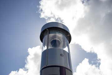 Totem de vigilância com câmera. 