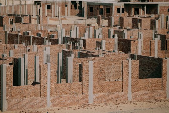 Obras en construcci&oacute;n con estructuras de ladrillo y pilares de hormig&oacute;n en Egipto