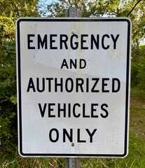 Obraz premium emergency and authorized vehicles only sign