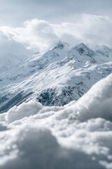 Obraz premium Snowy Mountain Peaks Under Cloudy Sky