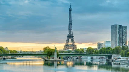 Fotobehang Eiffeltoren Eiffel Tower sunrise timelapse with boats on Seine river and in Paris, France.  © HyperlapsePro