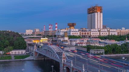 Obraz premium Evening view at the Russian Academy of Sciences day to night timelapse and Novoandreevsky Bridge over the Moscow River.