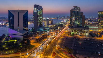 Obraz premium Dubai creek landscape day to night timelapse with boats and ship near waterfront