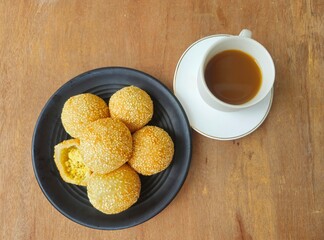 coffee and cookies,Sesame balls or Onde onde or Jiandui or Kue moci or Kuih bom,a type of Chinese pastry,made from glutinous rice,coated with sesame seeds,filled with a filling usually beans,served wi