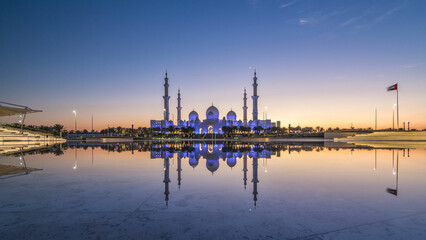 Naklejka premium Sheikh Zayed Grand Mosque in Abu Dhabi day to night timelapse after sunset, UAE